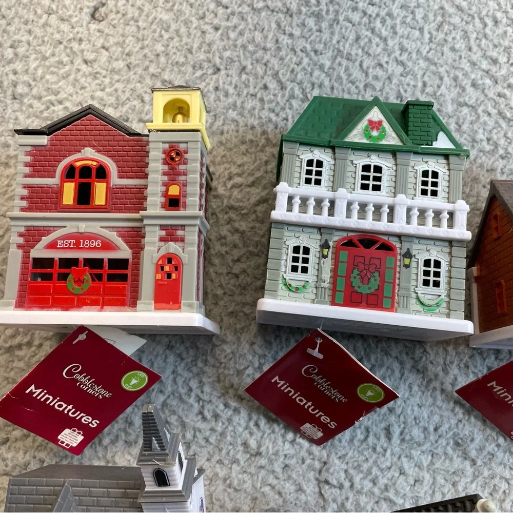 Christmas Cobblestone Corners‎ Set of 5 winter village miniatures Buildings NWT